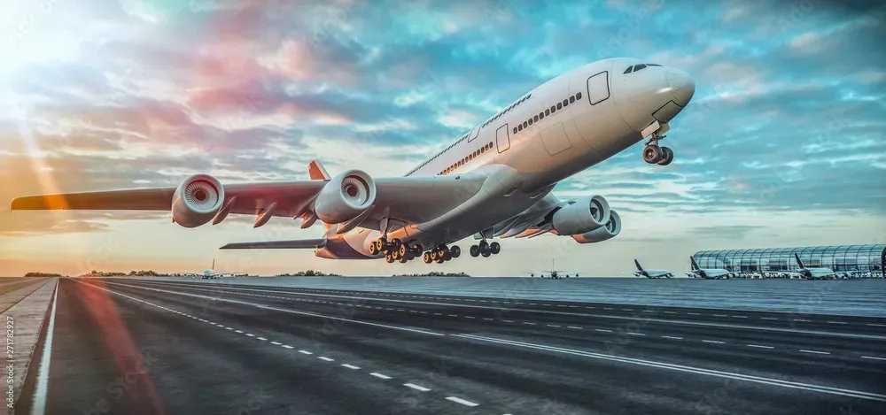 Avion de ligne au décollage sur la piste d'un aéroport pour transport mortuaire international