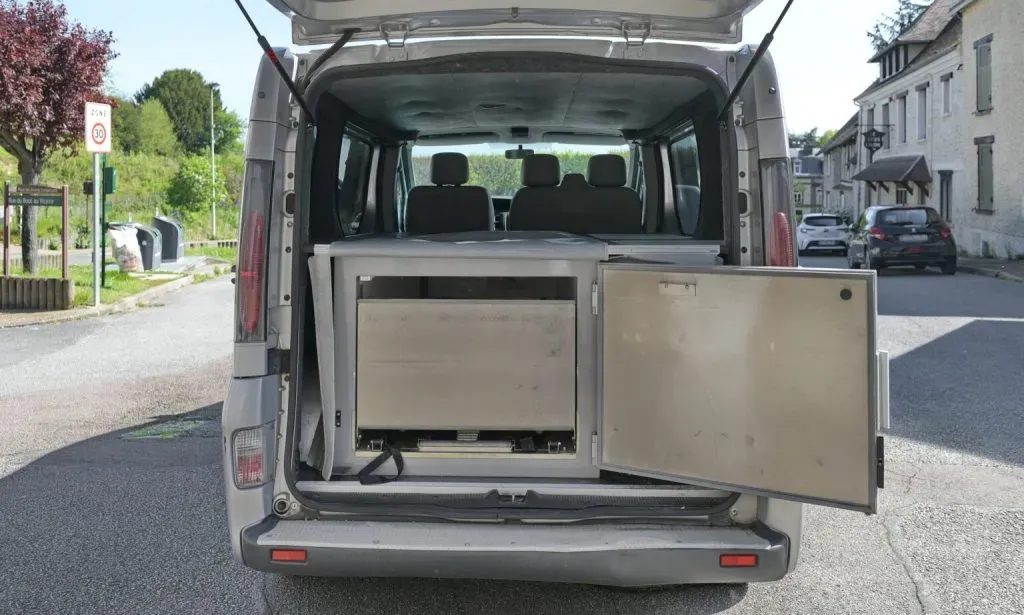 Intérieur de fourgon funéraire aménagé avec caisson réfrigéré pour le transport de corps