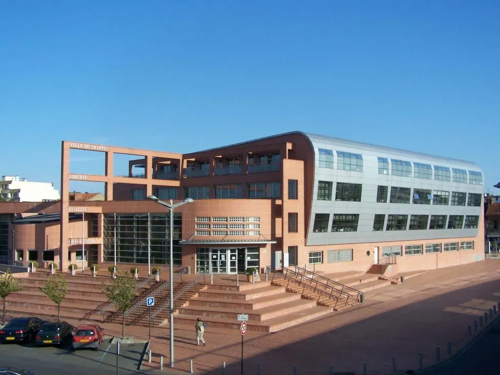 Hôtel de ville moderne de Trappes en briques et aluminium avec son parvis et sa devise républicaine